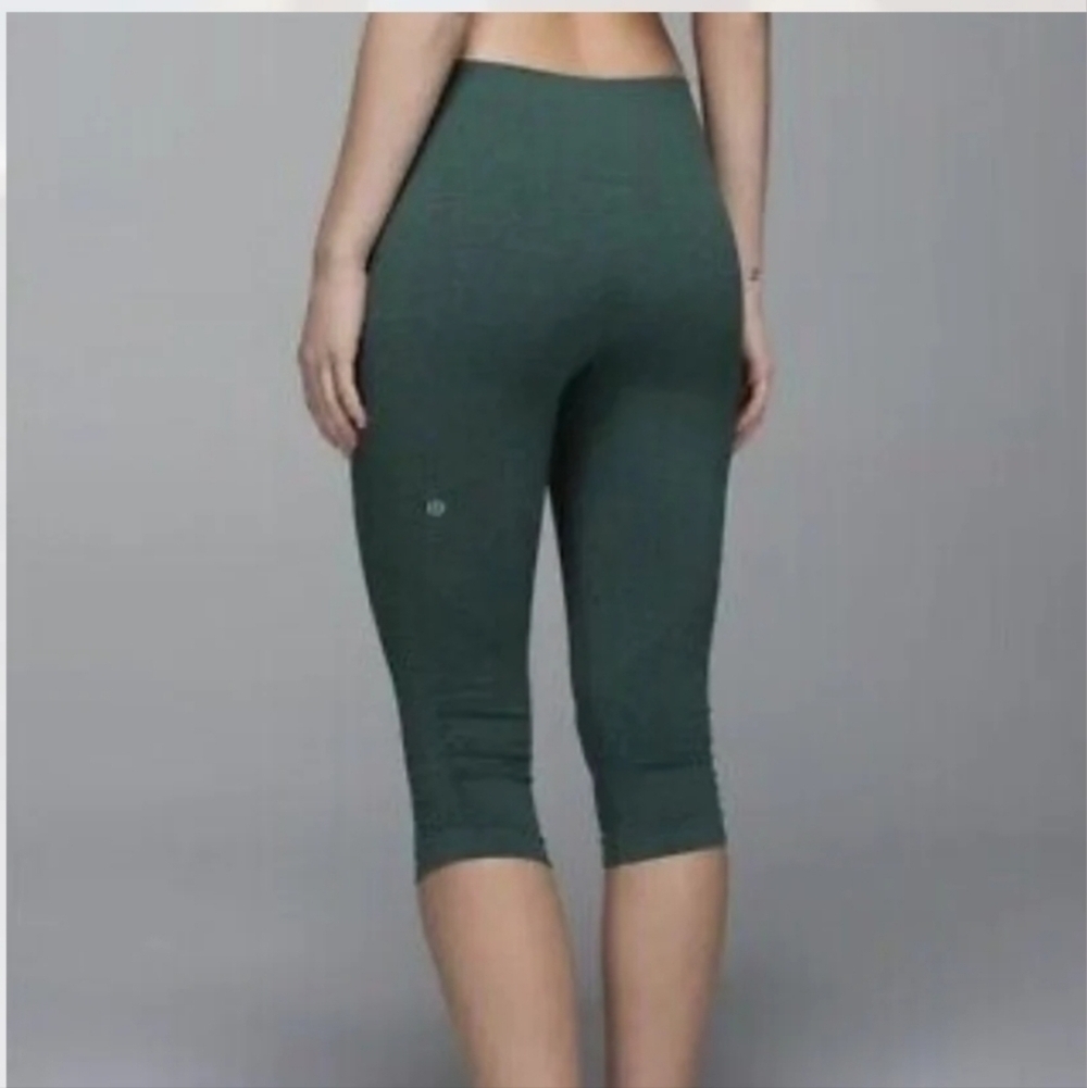 Lululemon In The Flow Crop ll Heathered Forest Green Capri Leggings, sz 4